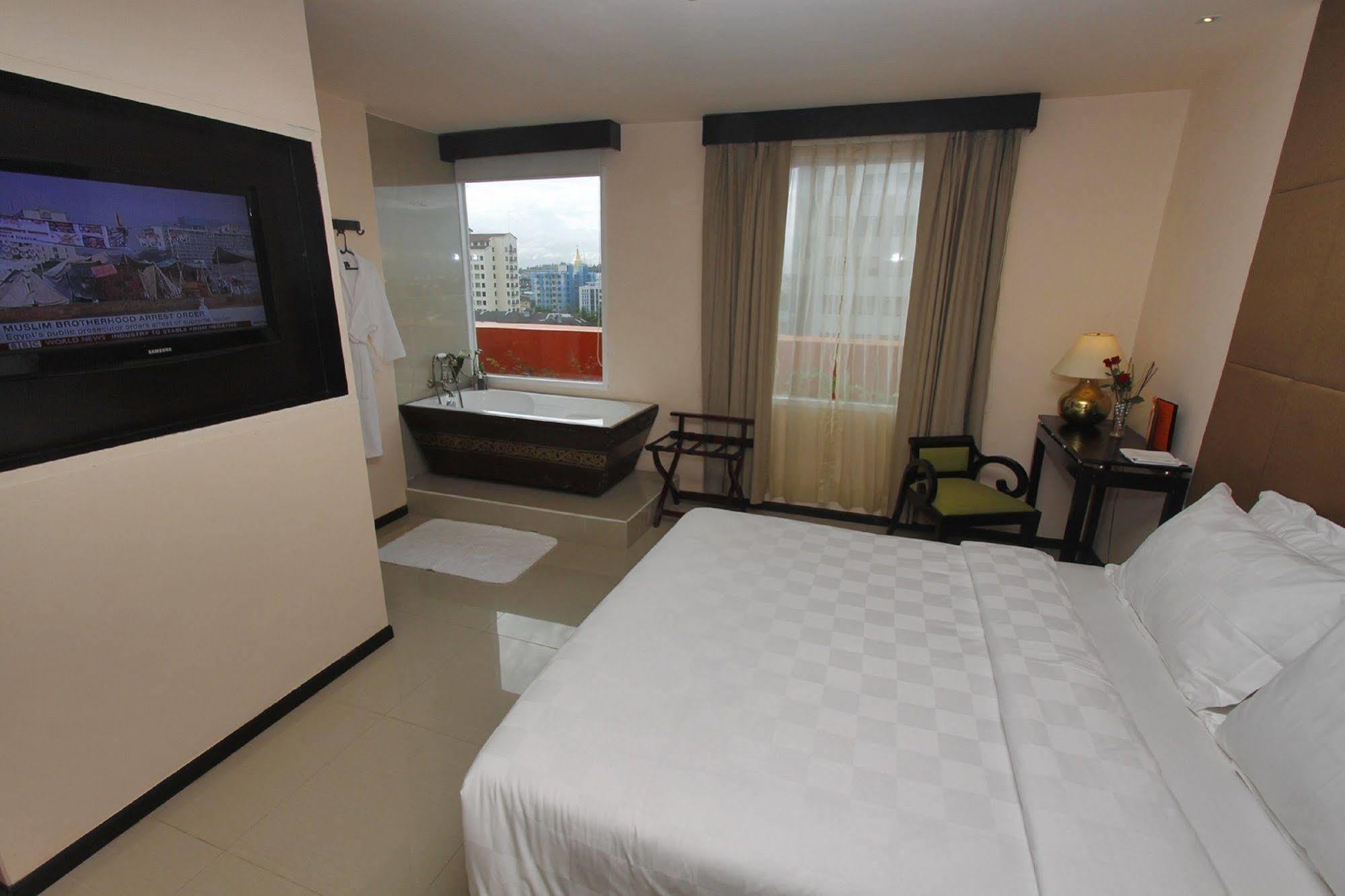 Hotel East 3*